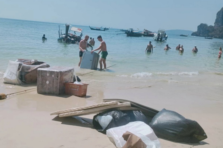 ระทึก! เรือหางยาวขนของรั่วกลางทะเลกระบี่