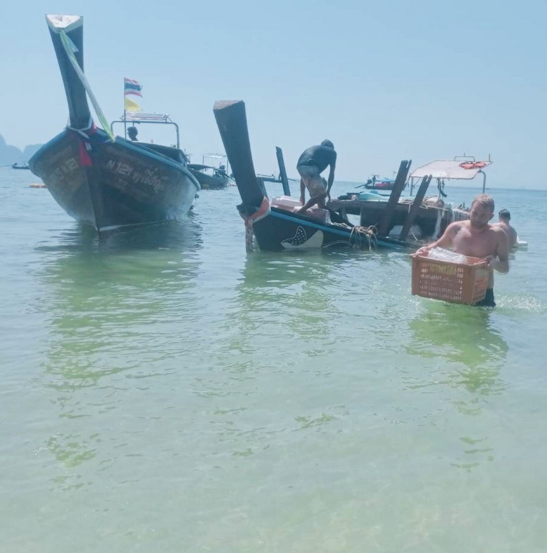 ระทึก! เรือหางยาวขนของรั่วกลางทะเลกระบี่