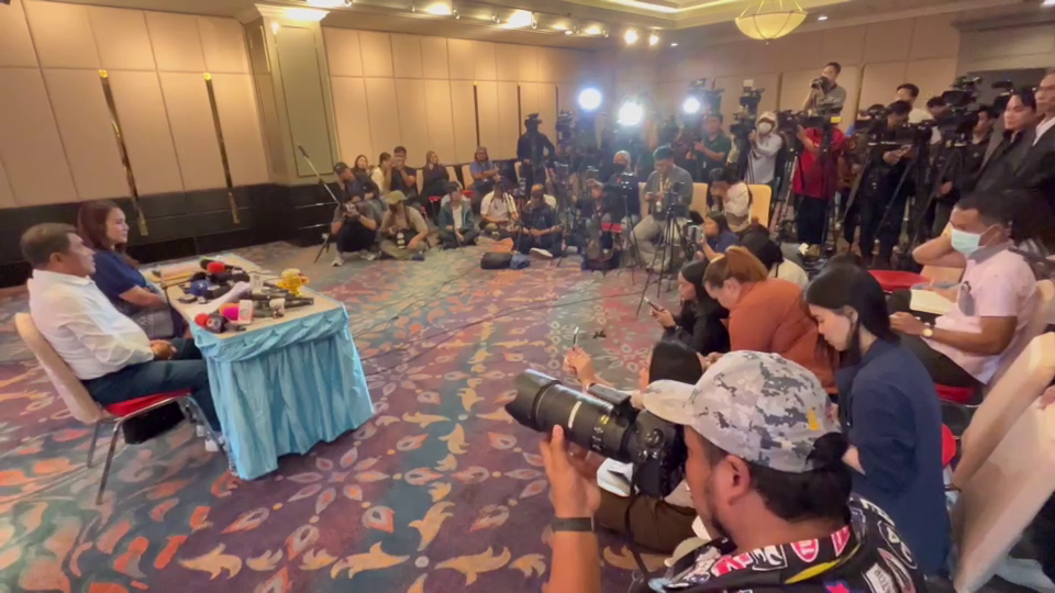 เจ๋ง ดอกจิก-พิมณัฏฐา ยันไม่ใช่แก๊งรีดทรัพย์ระดับชาติ แค่เป็นตัวกลางช่วยเคลียร์แลกไม่ร้องเรียน เตรียมฟ้องกลับคนที่เกี่ยวข้อง