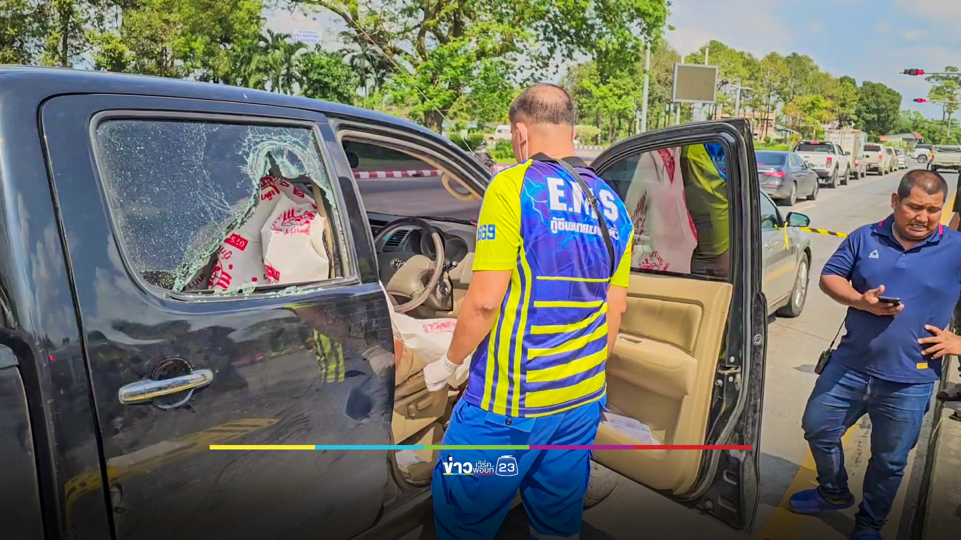 กระบะทนายความชนท้ายเก๋ง คู่กรณีผวาพบเป็นศพกลางแยกไฟแดง
