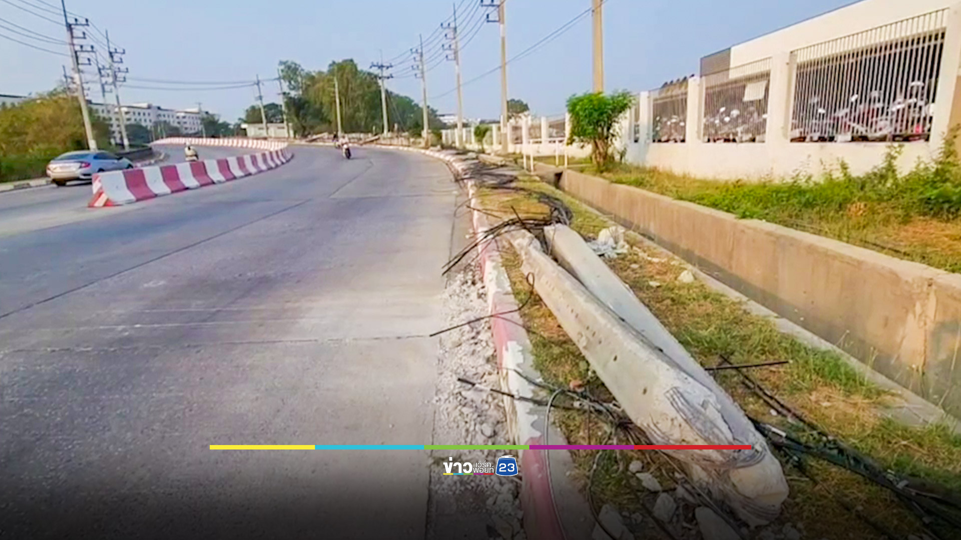 เหตุรถบัสชนเสาไฟฟ้าหักหลายต้น ซ้ำทับรถยนต์เสียหายหลายคันภายในนิคมโรจนะ จับคนขับวัย 70 ปีเป่าแอลกอฮอล์พุ่ง 190