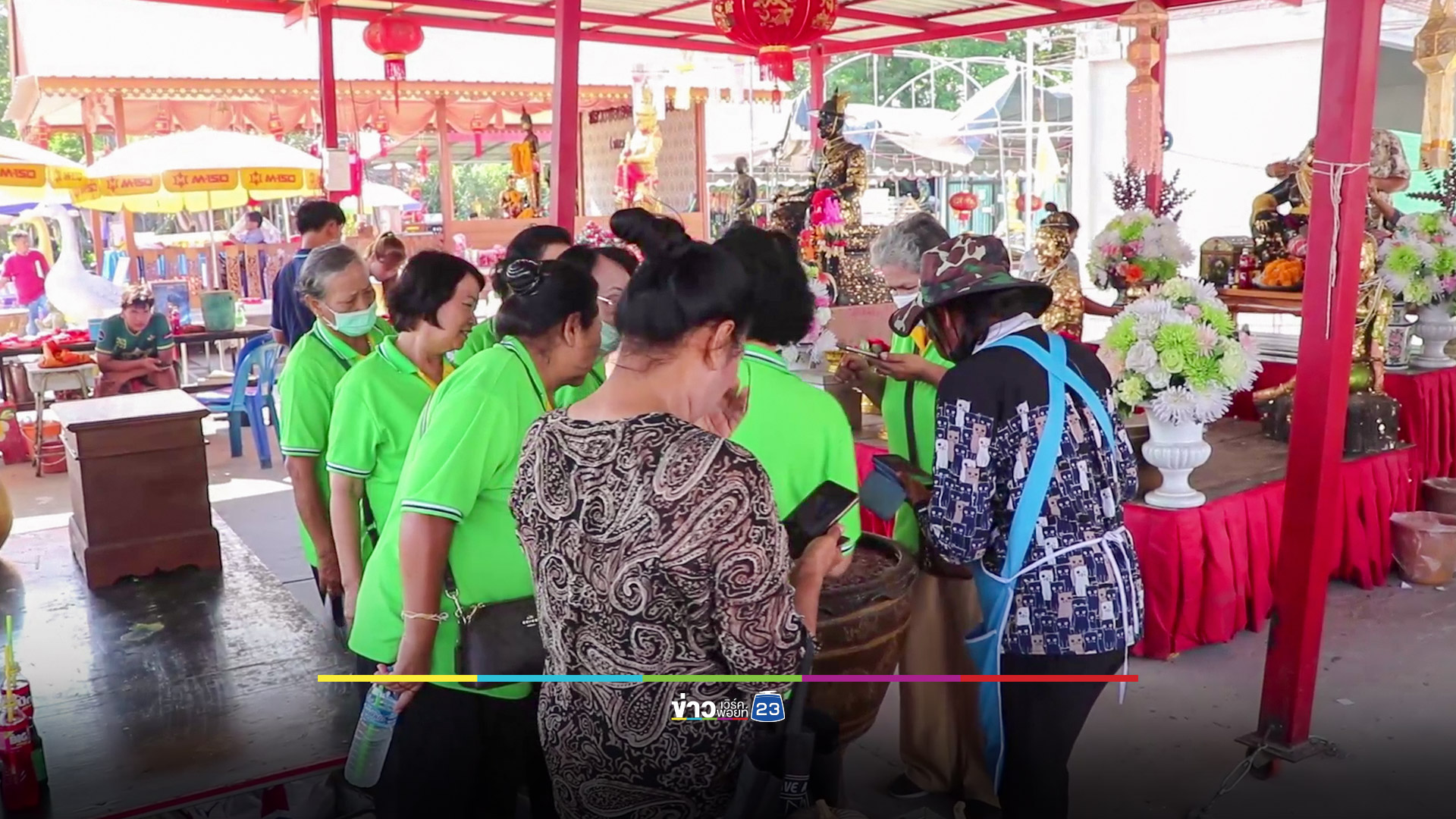 นักเสี่ยงโชคคึกคัก ส่องเลขเด็ดอ่างน้ำมนต์พ่อขุนช้างมหาเศรษฐี วัดไผ่แขก