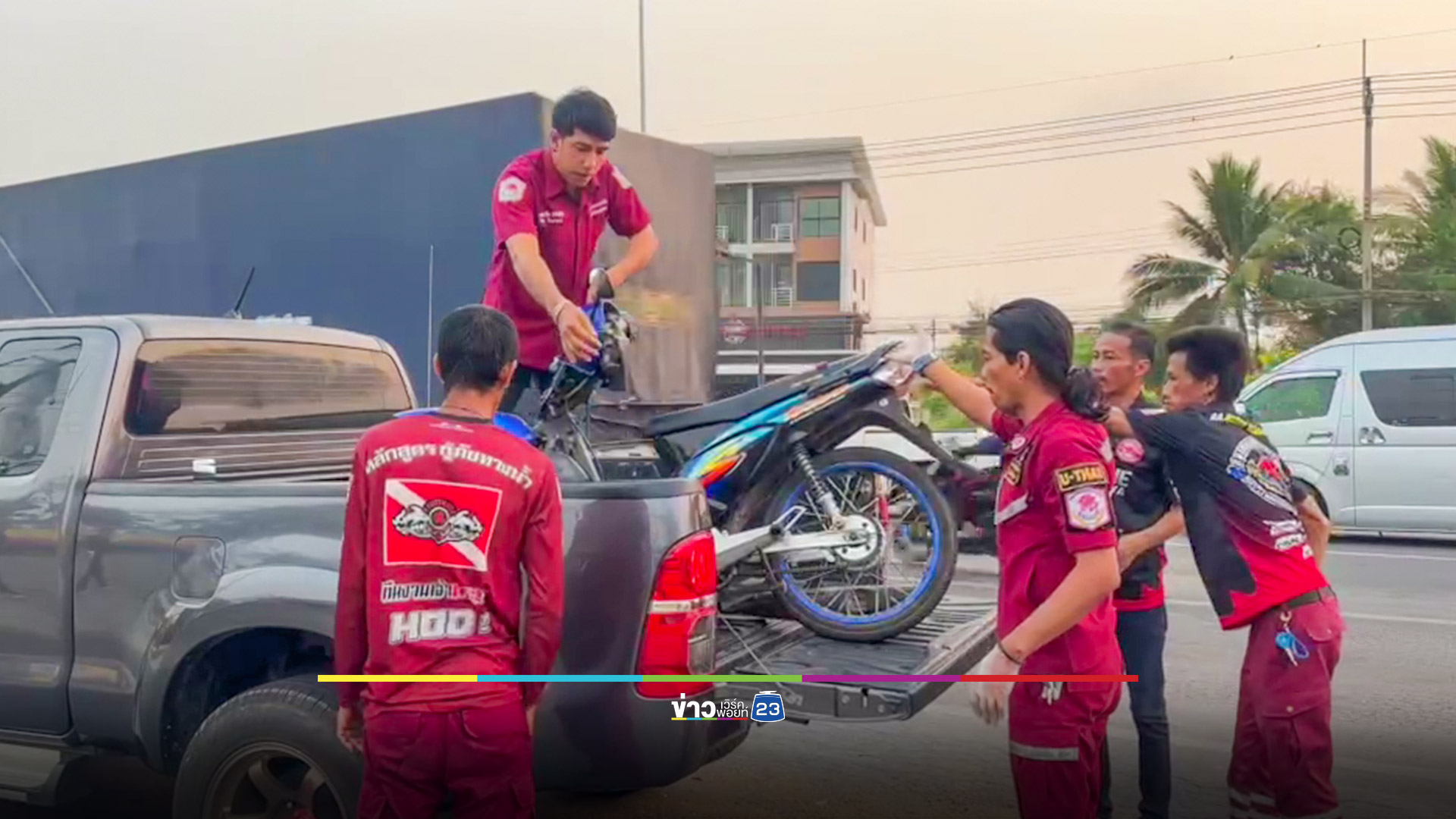 สลด! หนุ่มสาวซิ่งเวฟชนท้ายรถพ่วงจอดติดไฟแดง ดับคาที่ทั้งคู่