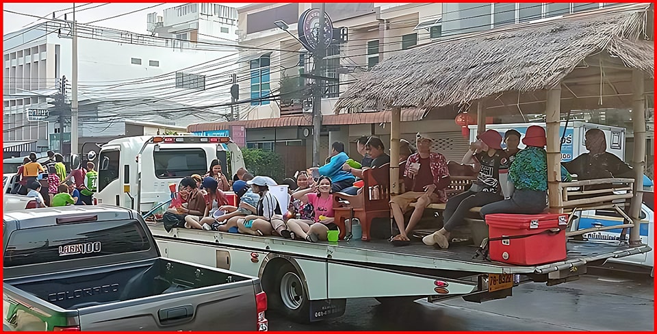 อุบลทำถึงมาก!!! รถสงกรานต์คันเดียวนั่งมากันทั้งหมู่บ้าน