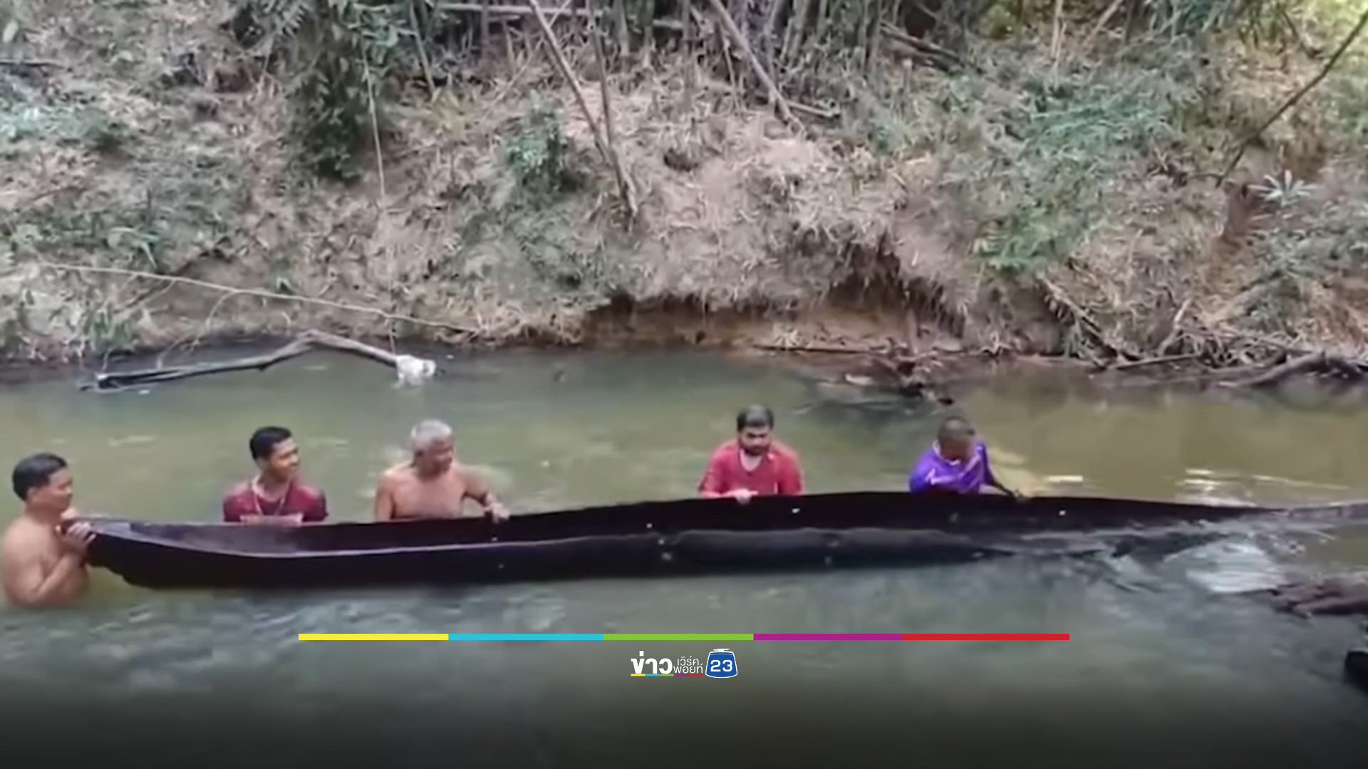 ฮือฮาเรือไม้ตะเคียนโบราณ ชาวบ้านแห่ไหว้