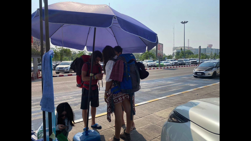 ดราม่า! นทท. นั่งตากแดดรอรถบัสที่จุดรับ-ส่ง ผู้โดยสารสนามบิน