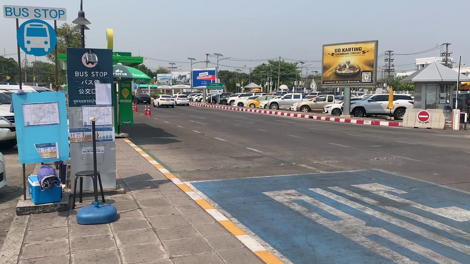 ดราม่า! นทท. นั่งตากแดดรอรถบัสที่จุดรับ-ส่ง ผู้โดยสารสนามบิน