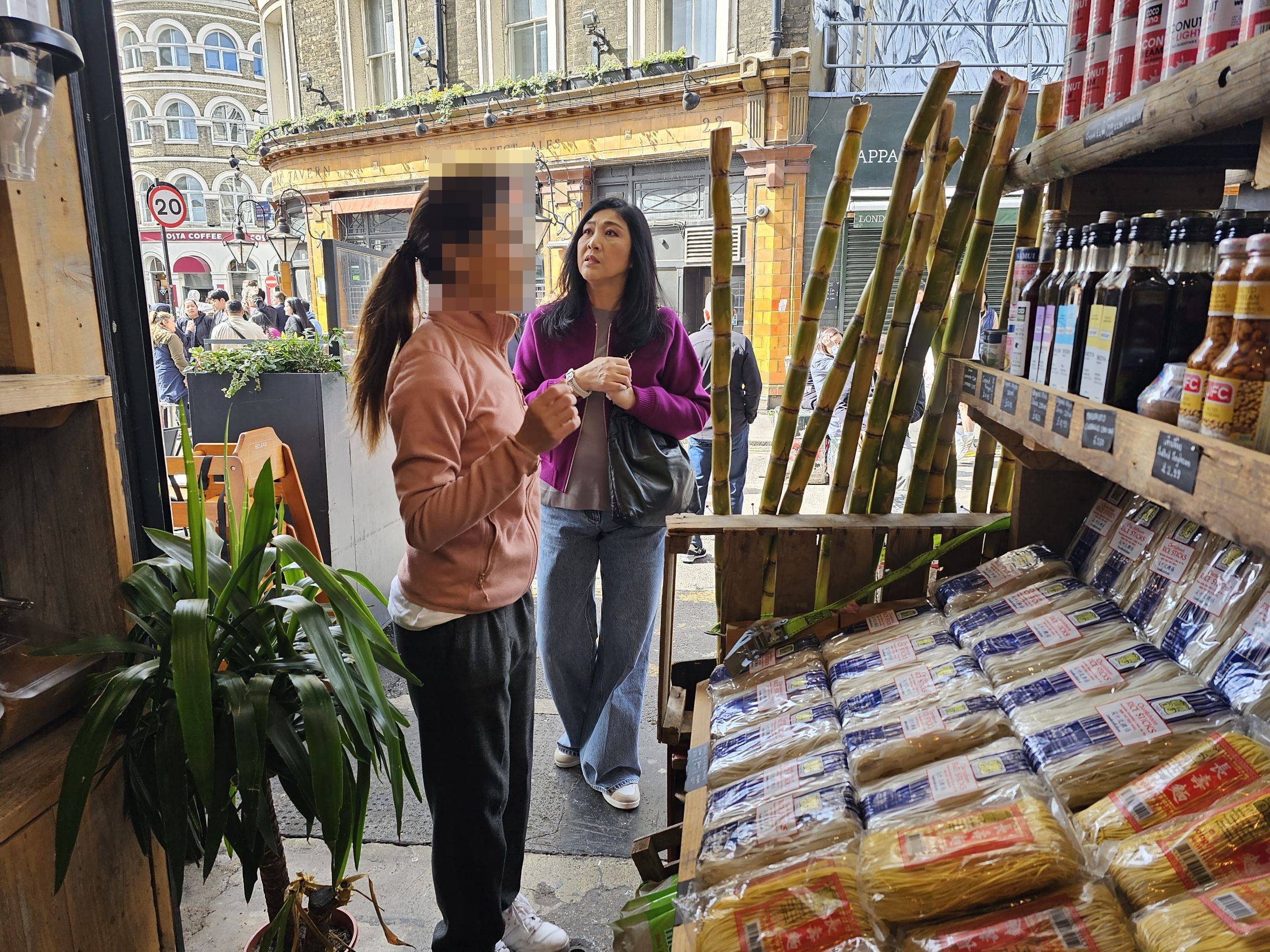 'ยิ่งลักษณ์' แวะชิมอาหารไทย ก่อนเผยความในใจบอกแฟนคลับ