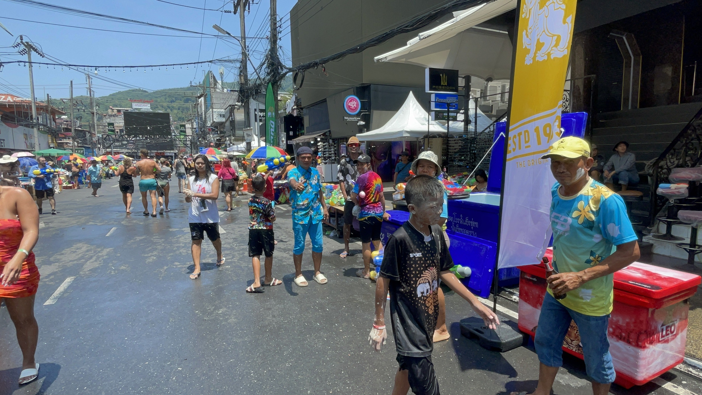 สงกรานต์ซอยบางลา หาดป่าตองเริ่มแล้ว นักท่องเที่ยวคนไทย ต่างชาติ ออกมาเล่นน้ำสงกรานต์ 2567 กันอย่างสนุกสนาน