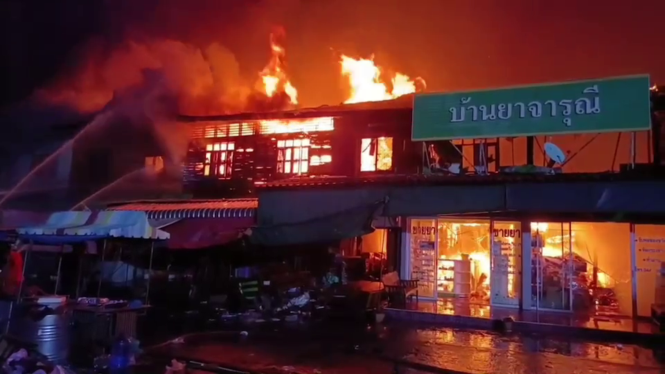 ชาวบ้านโวยรถดับเพลิงไม่พร้อม ทำไฟไหม้ตลาดวอด 60 คูหา