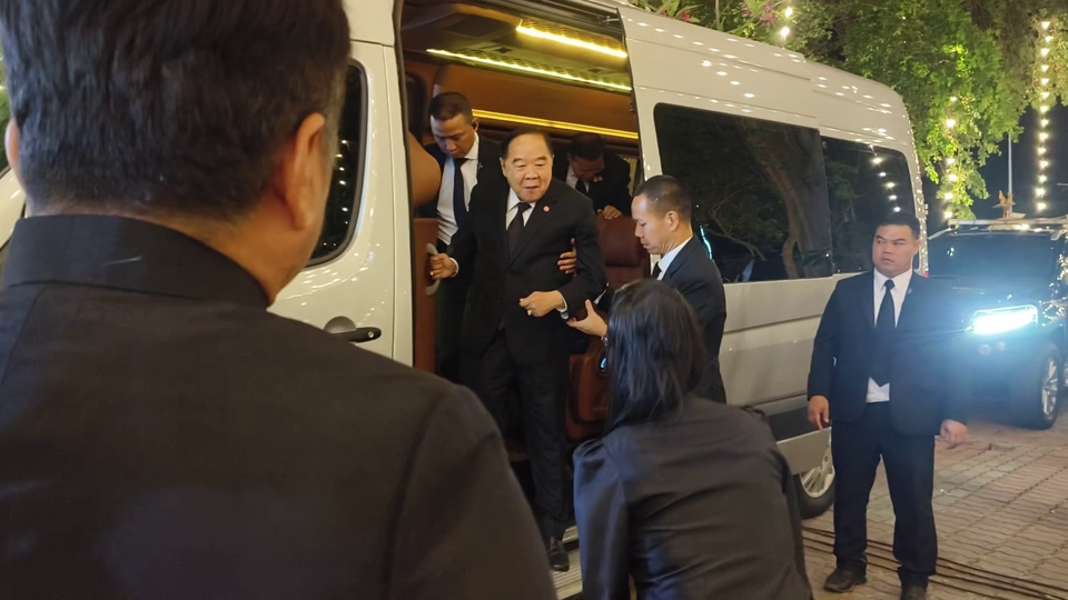 "เอ๋ ปารีณา" ก้มกราบ "บิ๊กป้อม" ร่วมงานศพพ่อทวี