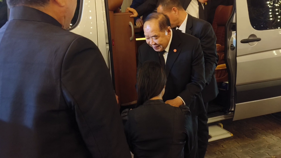 "เอ๋ ปารีณา" ก้มกราบ "บิ๊กป้อม" ร่วมงานศพพ่อทวี