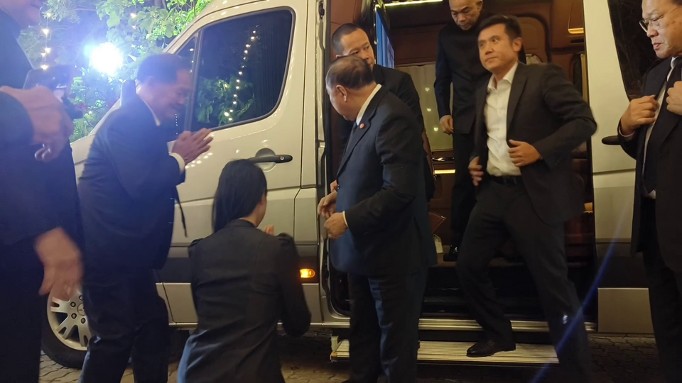 "เอ๋ ปารีณา" ก้มกราบ "บิ๊กป้อม" ร่วมงานศพพ่อทวี