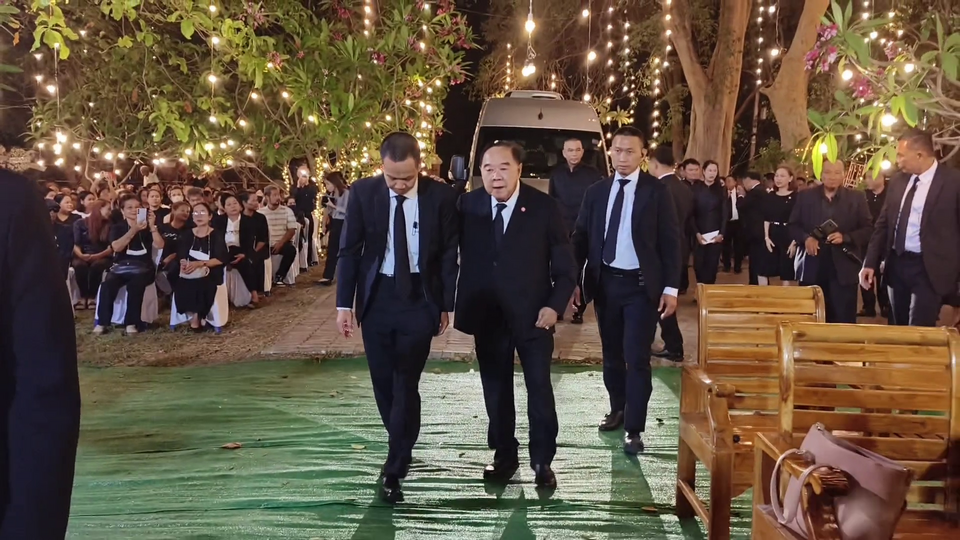 "เอ๋ ปารีณา" ก้มกราบ "บิ๊กป้อม" ร่วมงานศพพ่อทวี