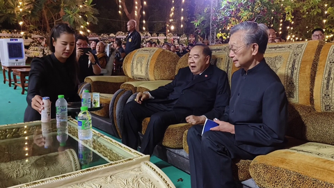 "เอ๋ ปารีณา" ก้มกราบ "บิ๊กป้อม" ร่วมงานศพพ่อทวี