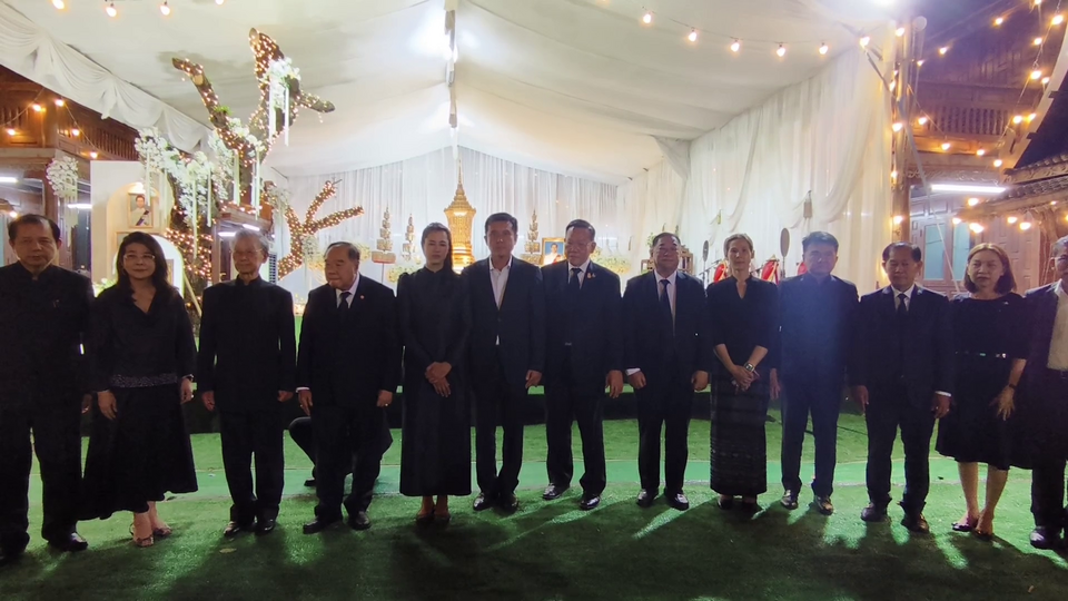 "เอ๋ ปารีณา" ก้มกราบ "บิ๊กป้อม" ร่วมงานศพพ่อทวี