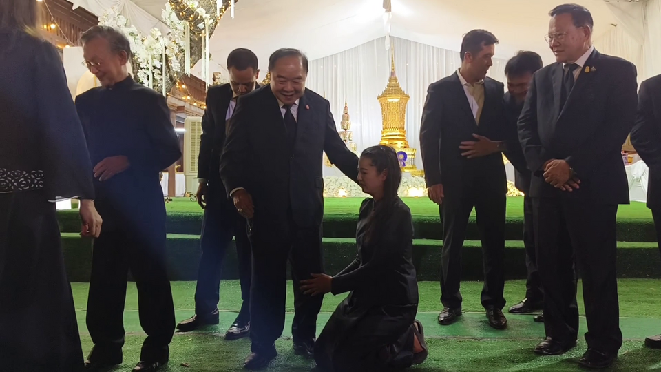 "เอ๋ ปารีณา" ก้มกราบ "บิ๊กป้อม" ร่วมงานศพพ่อทวี