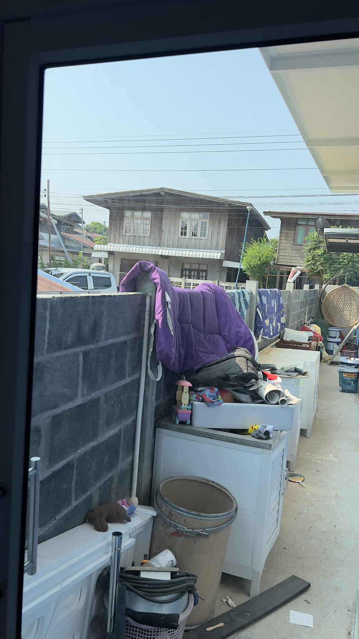 มีเพื่อนบ้านแบบนี้ เราจะต่อกำแพงยังไงดีคะ โซเชียลแนะซื้อราวตากผ้าให้