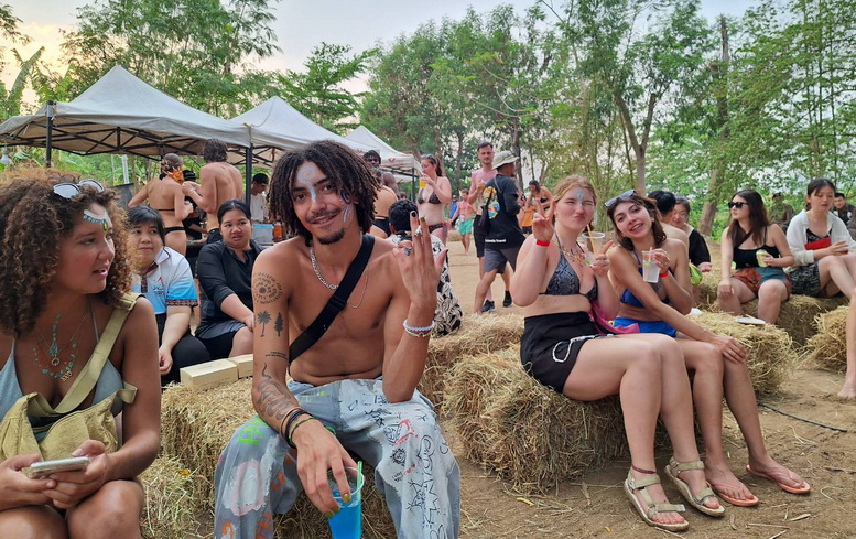 ปายสุดปัง! นทท.ต่างชาติแห่ล่องห่วงชมตะวัน สัมผัสมนต์เสน่ห์ลำน้ำปาย