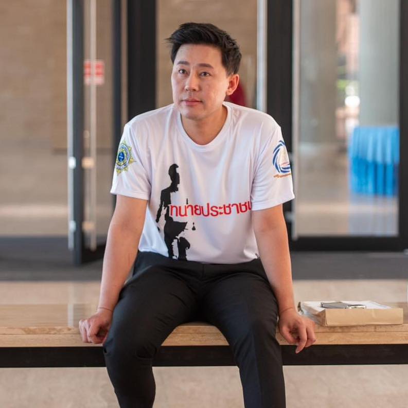 ทนายตั้มพ้อ! "อยู่ยาก" โดนทนายความท่านหนึ่งร้อง หลังเรื่องใส่เสื้อยืดคอกลมสีขาว
