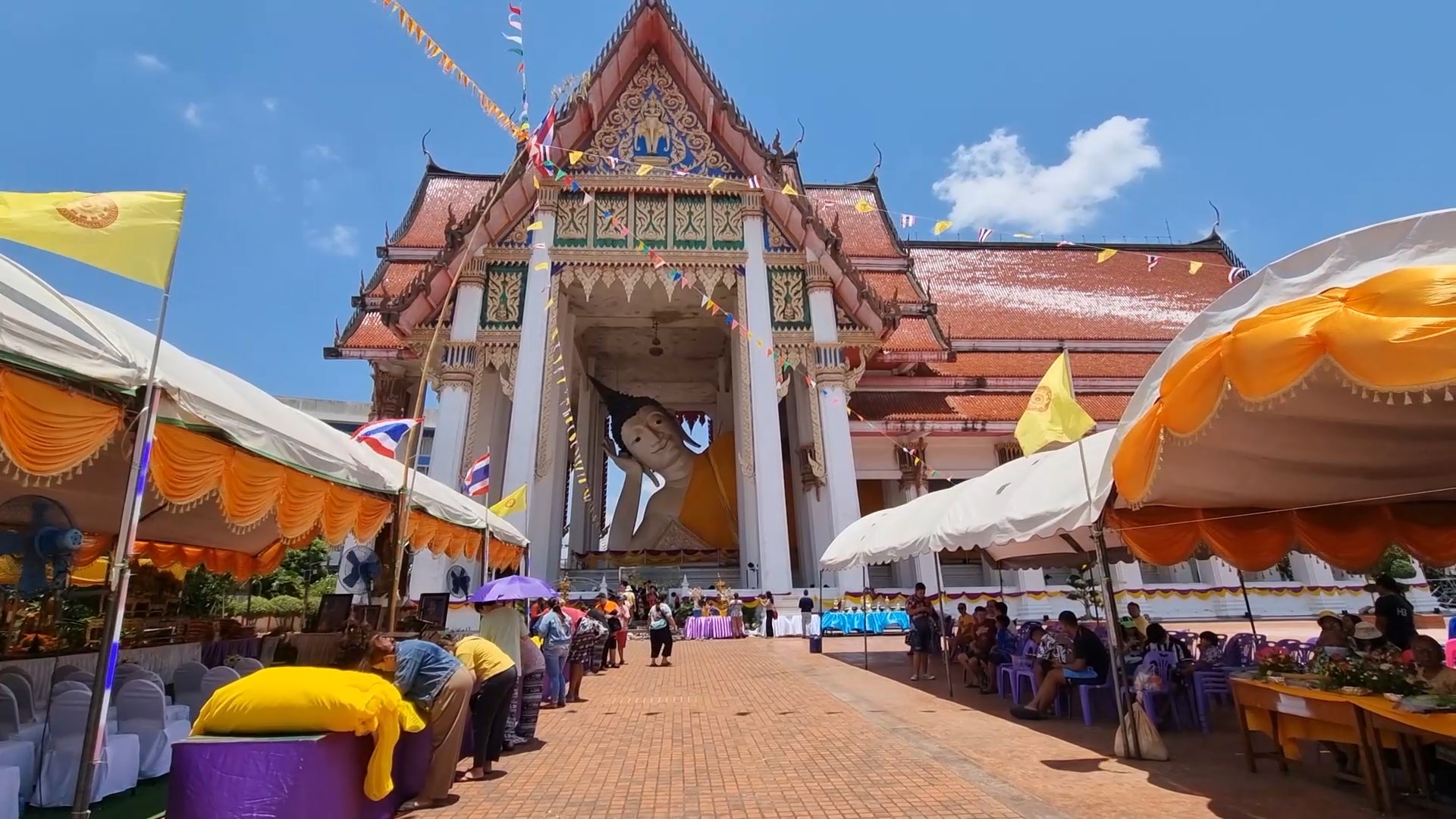 คลายร้อนจัดรถน้ำให้เณรน้อยได้เล่นน้ำ"เทศกาลสงกรานต์"
