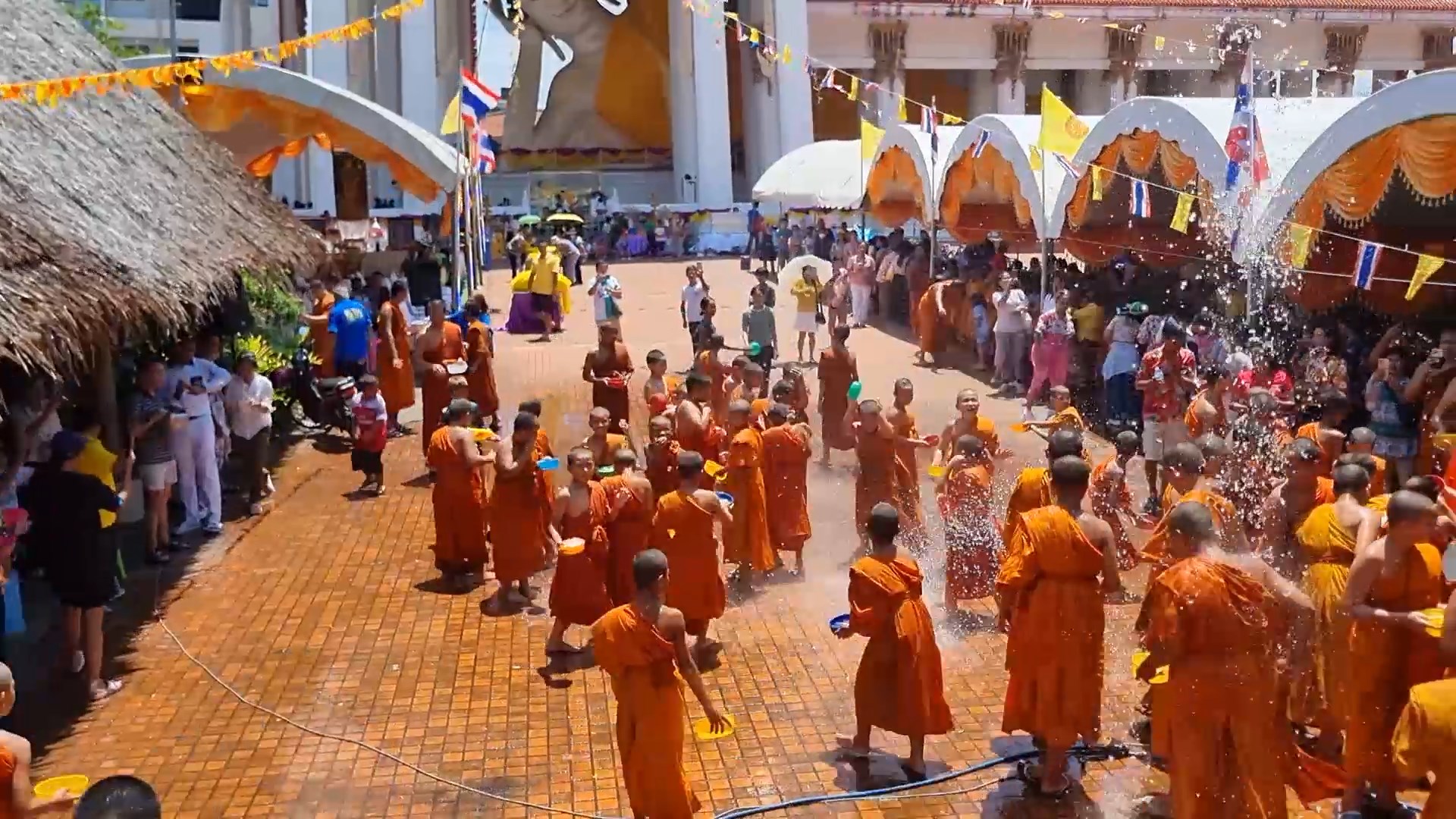 คลายร้อนจัดรถน้ำให้เณรน้อยได้เล่นน้ำ"เทศกาลสงกรานต์"