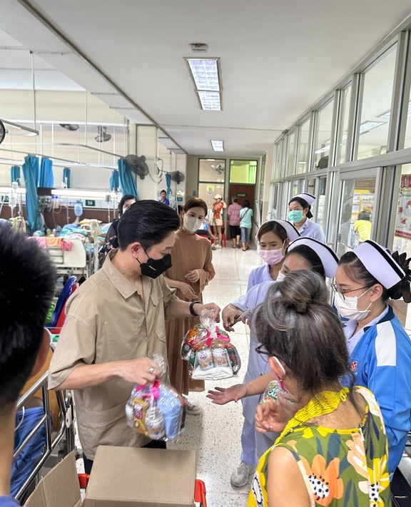 สุขใจที่สุด! "บอย-เจี๊ยบ" มอบอาหารแห้งให้ 400 ครอบครัวในวันสงกรานต์