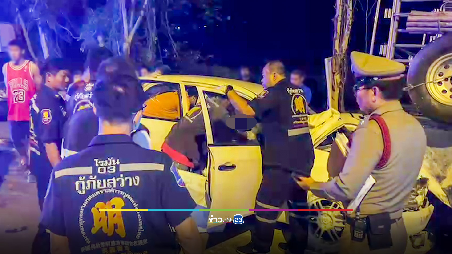 ตาวัย 74 ขับรถเก๋งพุ่งชนท้ายกระบะจอดซื้อของริมทางดับคาที่