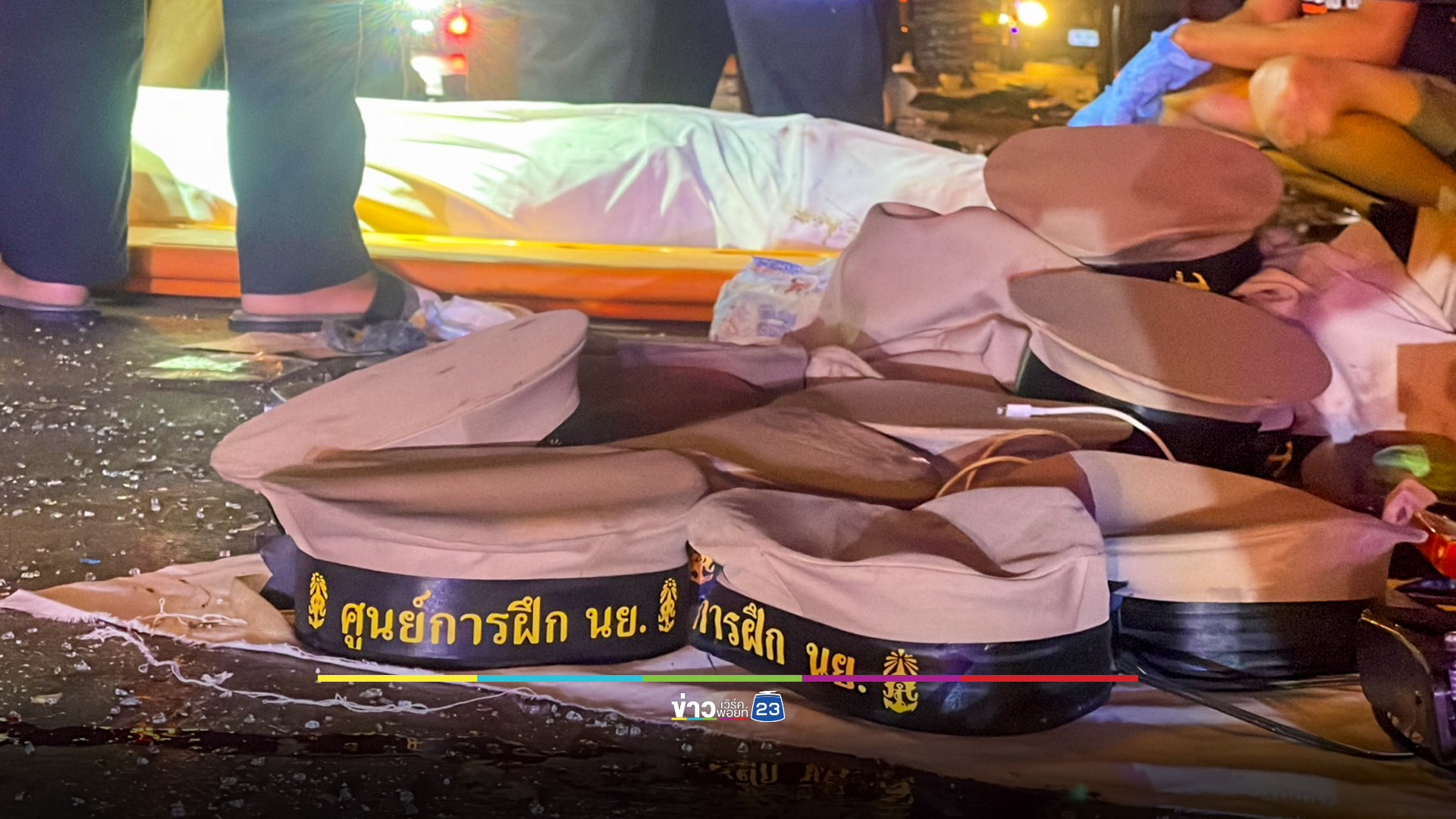 ทหารเกณฑ์เหมารถตู้กลับบ้าน ชน 18 ล้อเจ็บระนาว ดับ 1