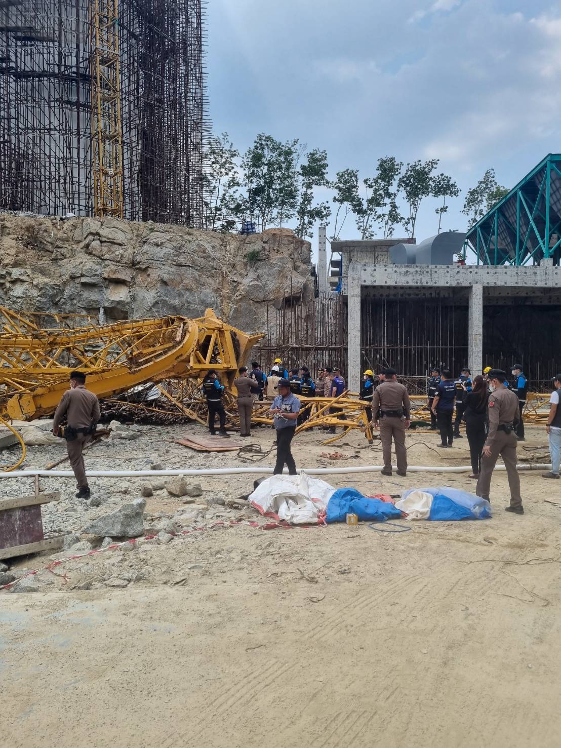 จนท.ลงพื้นที่ตรวจหาศพแรงงานเพิ่ม หลังกระแสข่าว 'ถูกฝังกลบ' หลังโรงงานเครนถล่ม
