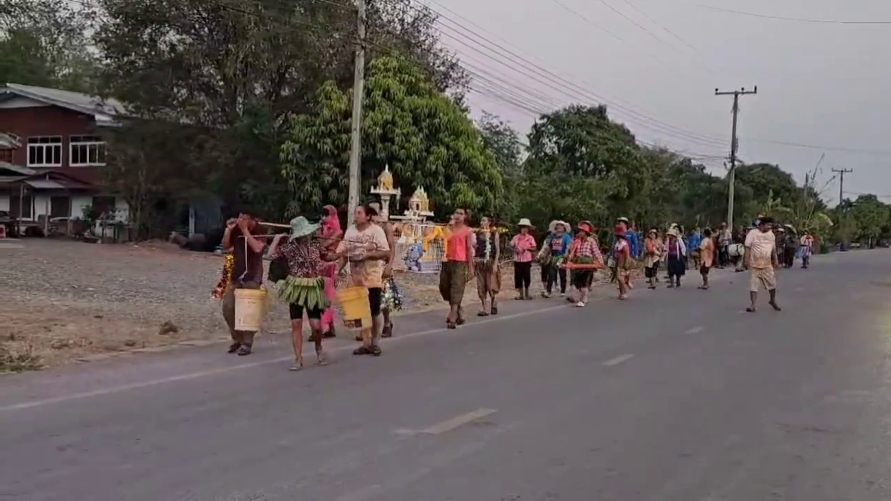 เหลือทนความร้อนระอุชาวบ้านรวมตัวแห่ "โดราเอมอน" ขอฝน