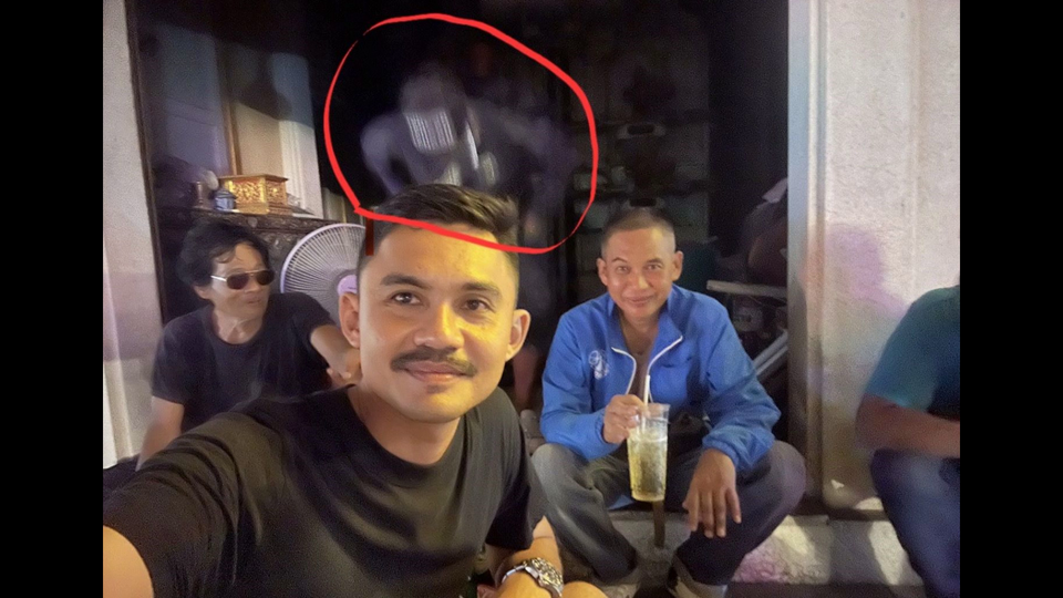 ขนหัวลุก! ถ่ายเซลฟี่ติดภาพคล้ายวิญญาณลอยอยู่บนเตาเผา สัปเหร่อของวัดเชื่อเป็นอดีตเจ้าอาวาส