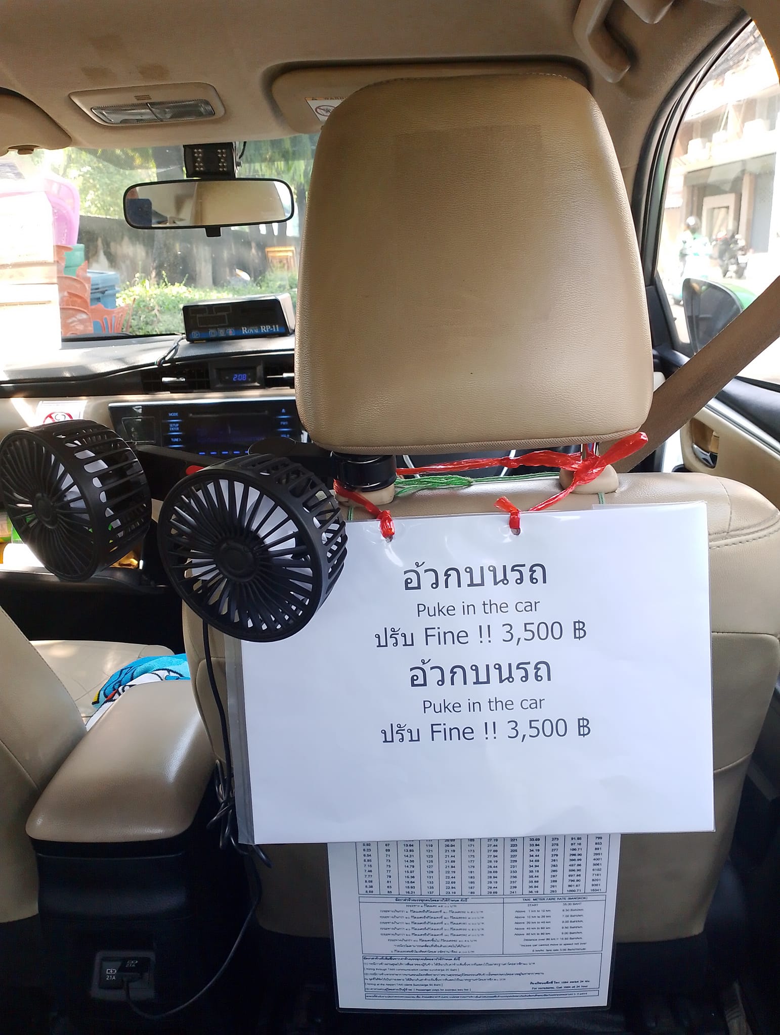 สงกรานต์นี้แท็กซี่ติดป้ายหากอ้วกบนรถปรับ 3,500 บาท โซเชียลเสียงแตกปรับเกินไปไหม?
