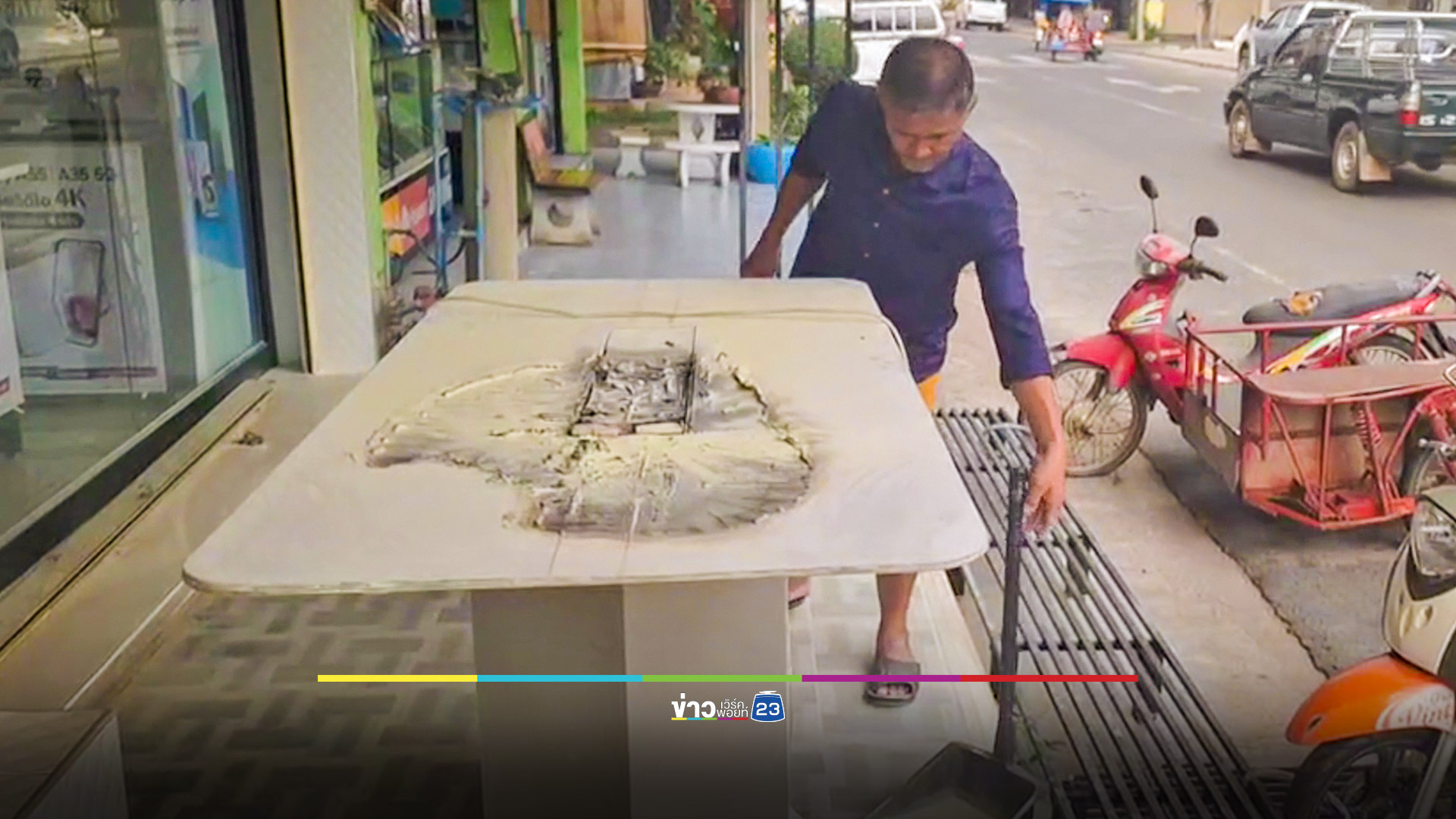 จุดไฟไล่ยุง ลามไหม้โต๊ะร้านขายโทรศัพท์ ร้านค้าหวิดวอดทั้งแถบ