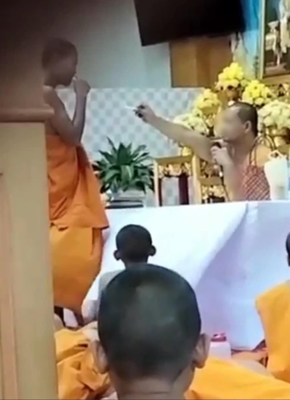 หลวงพี่จับได้ว่าเณรแอบสูบบุหรี่ ลงโทษบังคับให้เคี้ยวกินบุหรี่