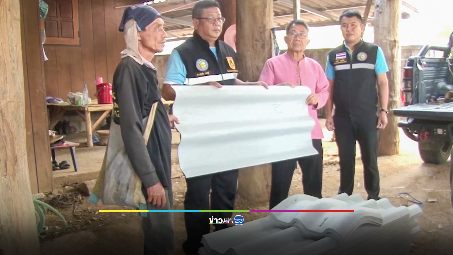 พายุถล่ม 4 หมู่บ้าน 100 หลังคาเรือนพังเสียหาย จนท.เร่งช่วยเหลือ