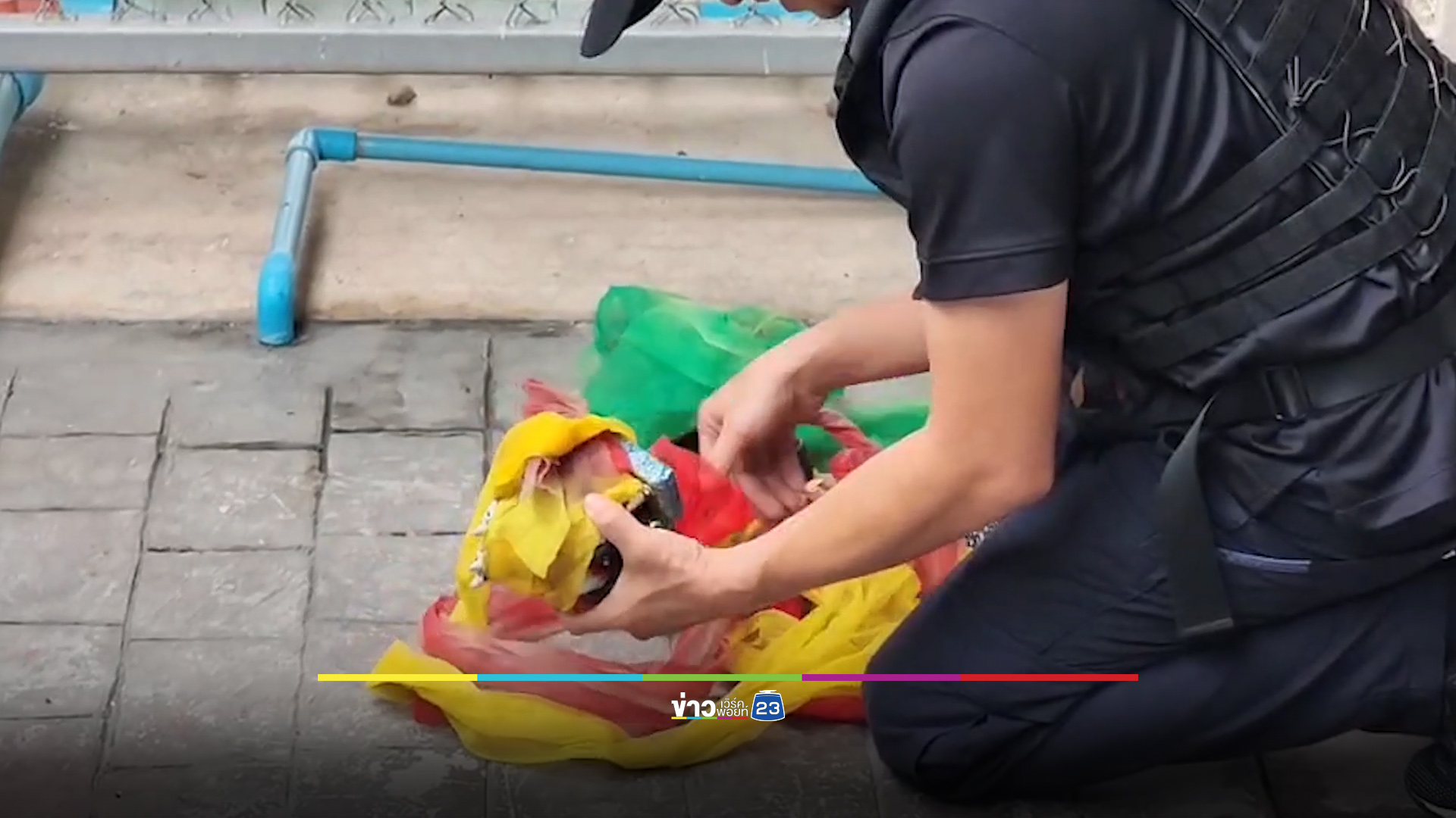 EOD ตรวจวัตถุต้องสงสัย พอเปิดห่อได้ ทำอึ้งทั้งปั๊ม!