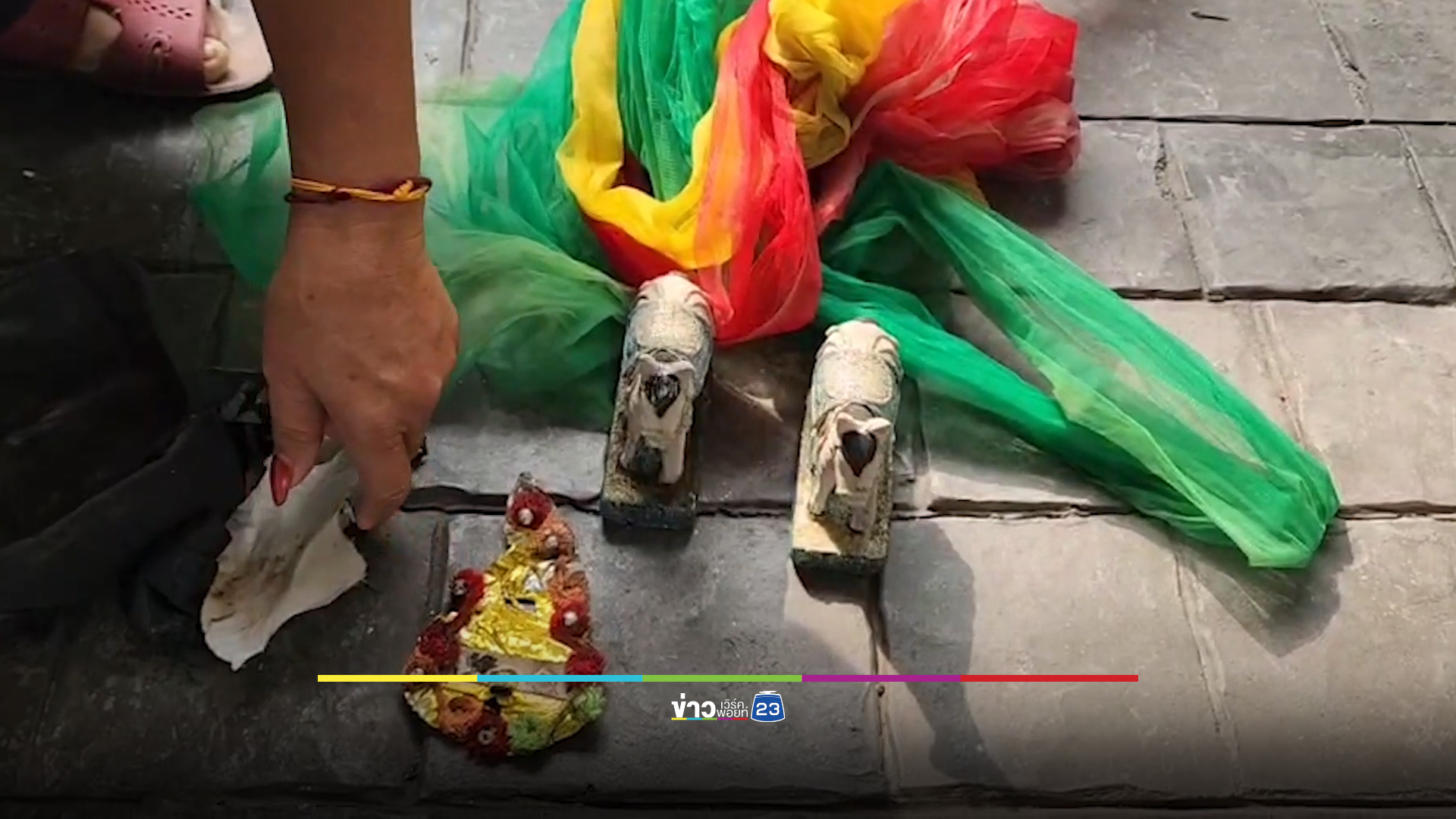 EOD ตรวจวัตถุต้องสงสัย พอเปิดห่อได้ ทำอึ้งทั้งปั๊ม!