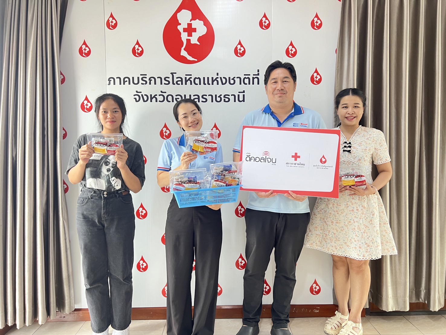 ดีคอลเจน สานต่อกิจกรรม “คนมีดีกับดีคอลเจน” เดินหน้ามอบชุดผลิตภัณฑ์ยารักษาต่างๆ ในเครือ GED ให้กับสภากาชาดไทยทั่วประเทศ
