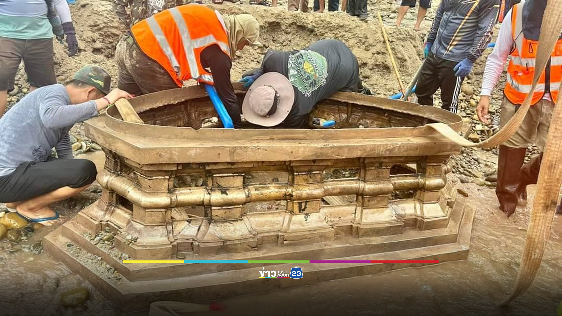 ขุดพบพระพุทธรูปสำริดองค์ใหญ่ หาดทรายริมแม่น้ำโขง