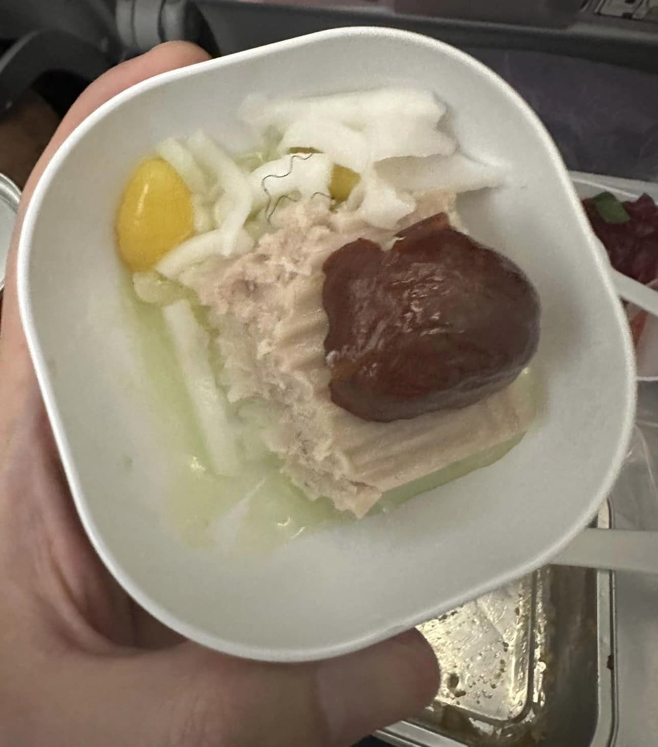 อะไรครับเนี่ย? วัตถุแปลกปลอมโผล่