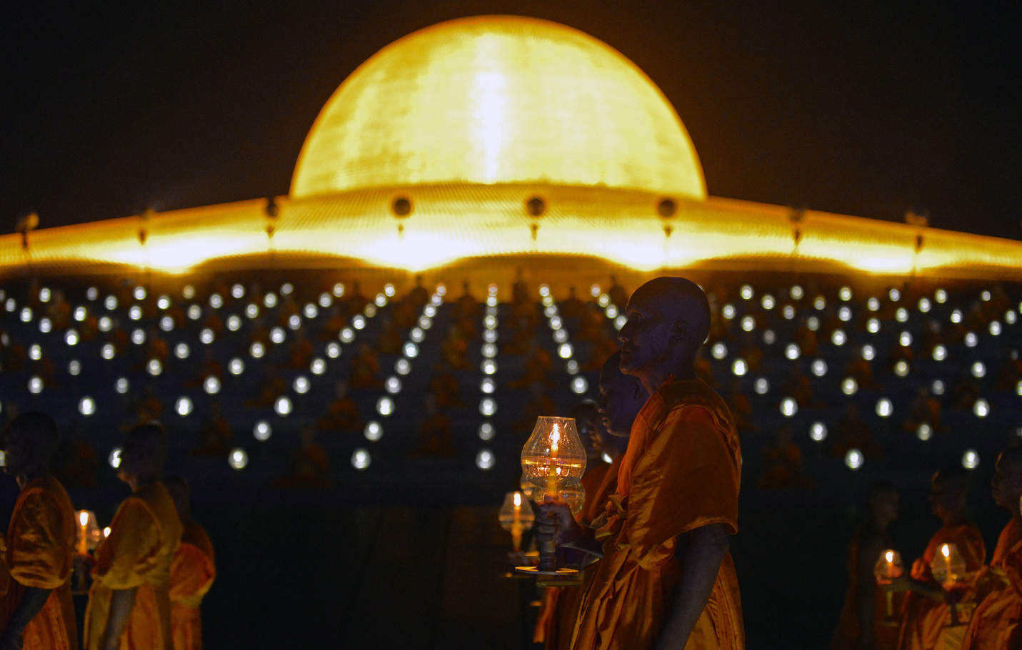 วัดพระธรรมกายจัดตักบาตร-บวชอุทิศชีวิต-จุดวิสาขประทีป ถวายเป็นพุทธบูชา