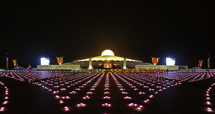 วัดพระธรรมกายจัดตักบาตร-บวชอุทิศชีวิต-จุดวิสาขประทีป ถวายเป็นพุทธบูชา