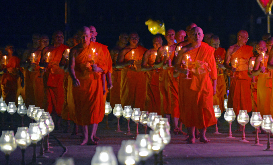 วัดพระธรรมกายจัดตักบาตร-บวชอุทิศชีวิต-จุดวิสาขประทีป ถวายเป็นพุทธบูชา