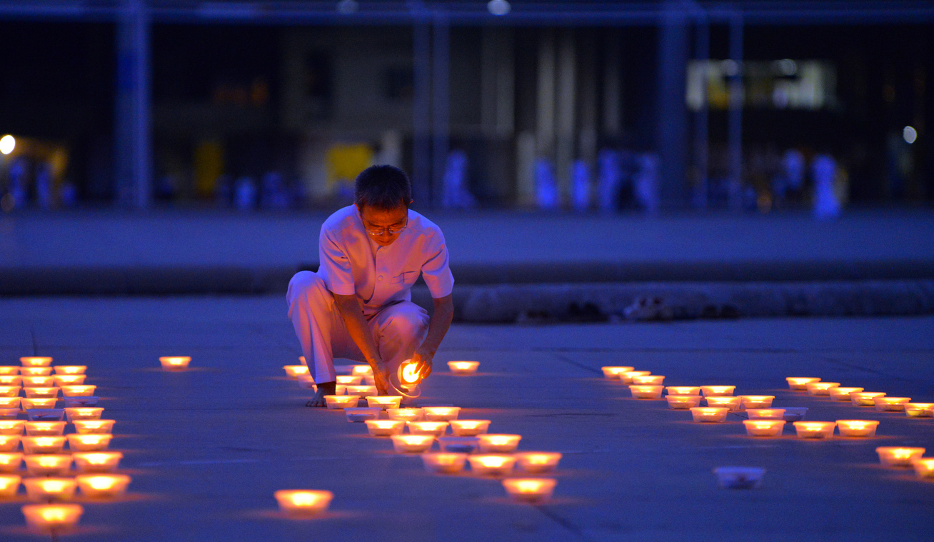 วัดพระธรรมกายจัดตักบาตร-บวชอุทิศชีวิต-จุดวิสาขประทีป ถวายเป็นพุทธบูชา