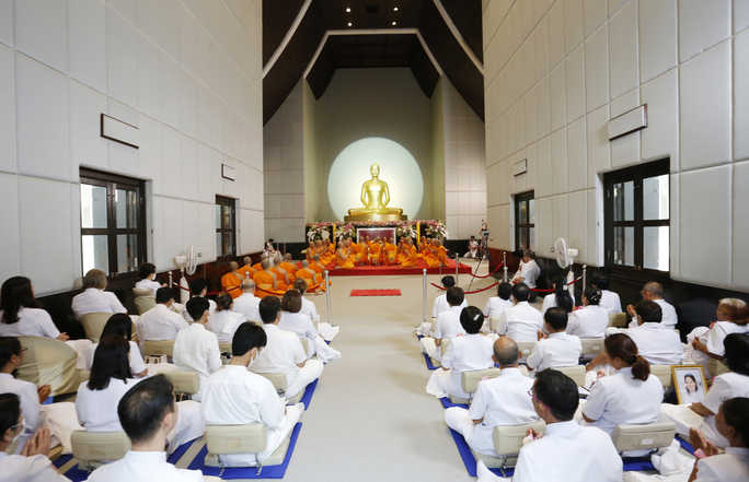 วัดพระธรรมกายจัดตักบาตร-บวชอุทิศชีวิต-จุดวิสาขประทีป ถวายเป็นพุทธบูชา