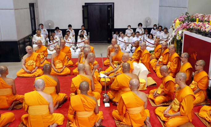 วัดพระธรรมกายจัดตักบาตร-บวชอุทิศชีวิต-จุดวิสาขประทีป ถวายเป็นพุทธบูชา