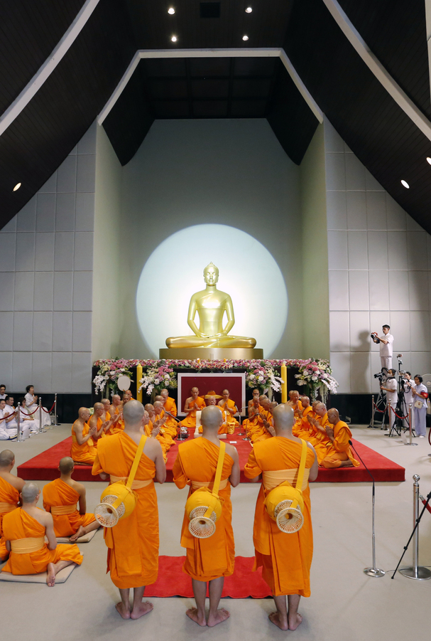 วัดพระธรรมกายจัดตักบาตร-บวชอุทิศชีวิต-จุดวิสาขประทีป ถวายเป็นพุทธบูชา