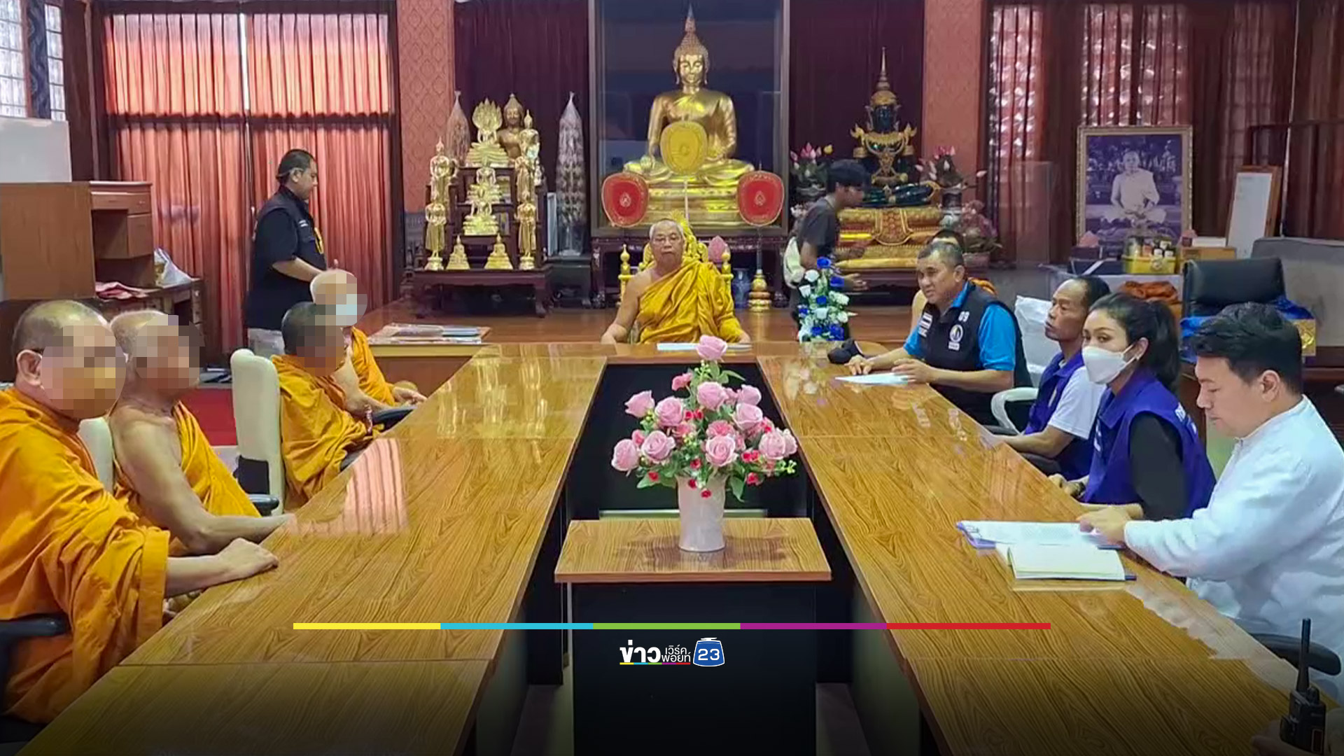 รวบตัวมาเตือน! พระ 5 รูปนั่งปักหลักรับบิณฑบาตในตลาดสด
