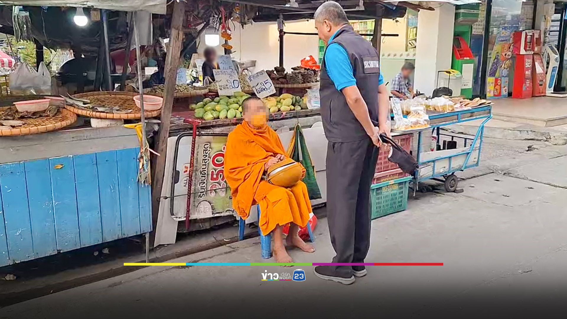 รวบตัวมาเตือน! พระ 5 รูปนั่งปักหลักรับบิณฑบาตในตลาดสด